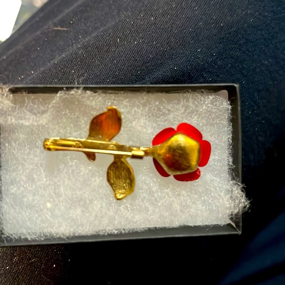 Vintage Gold Flower with a Stunning Rose Pin. - Picture 4 of 6